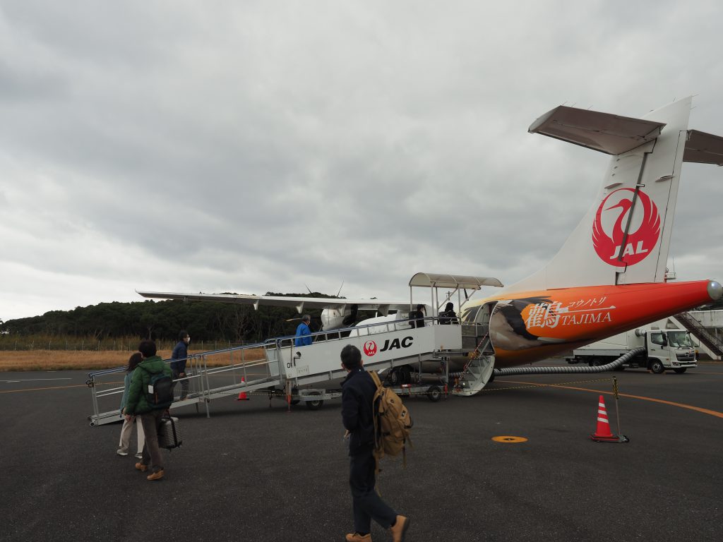 屋久島空港到着後の飛行機