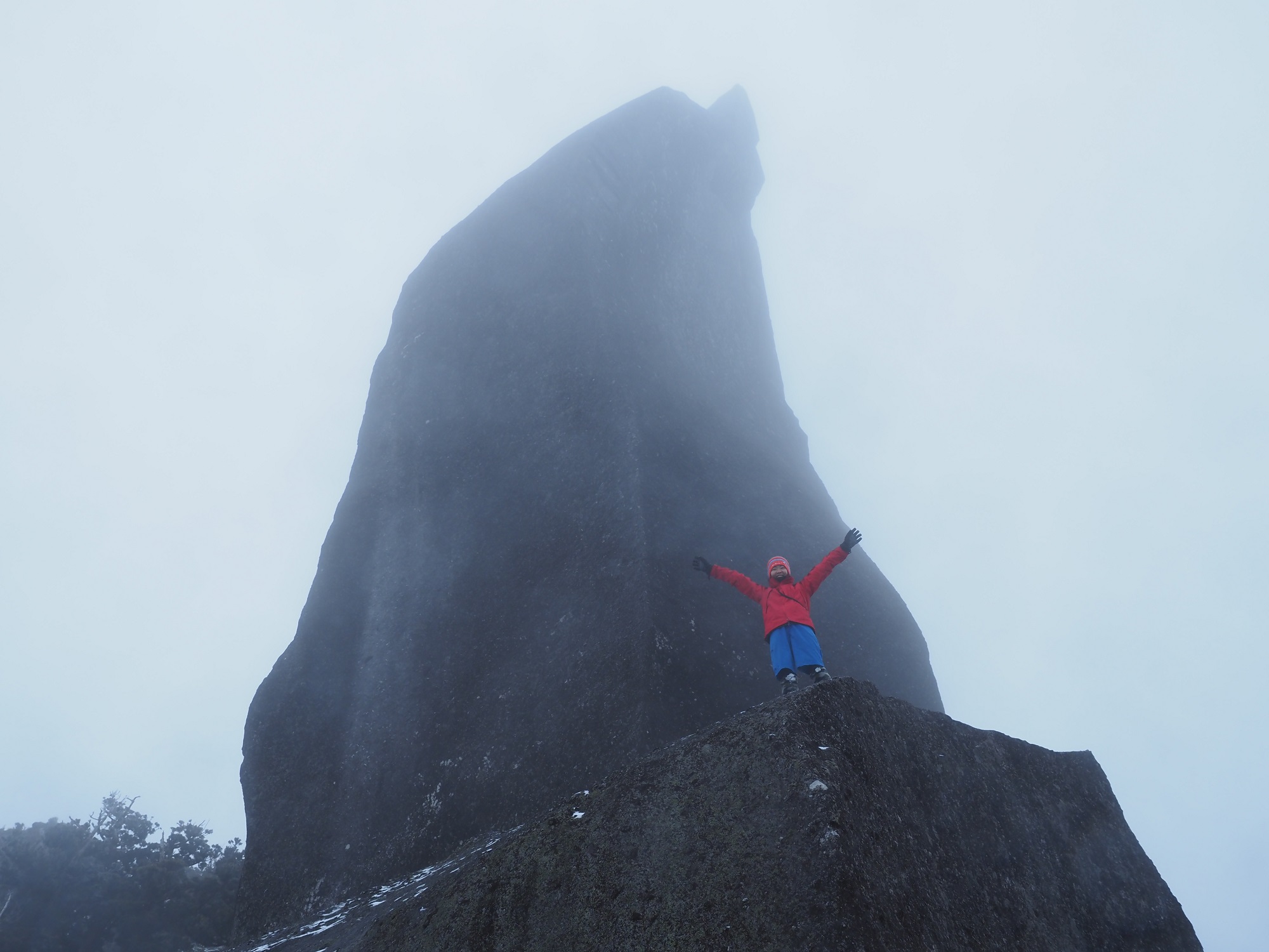 太忠岳山頂　天柱石