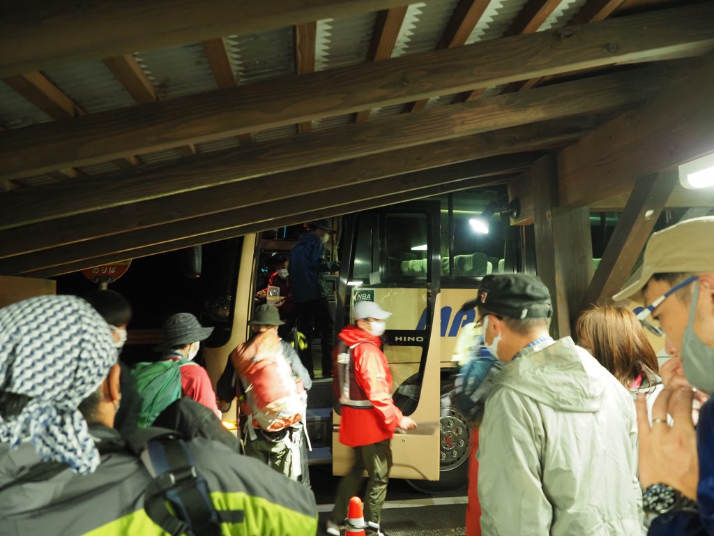 屋久杉自然館前にバスが到着