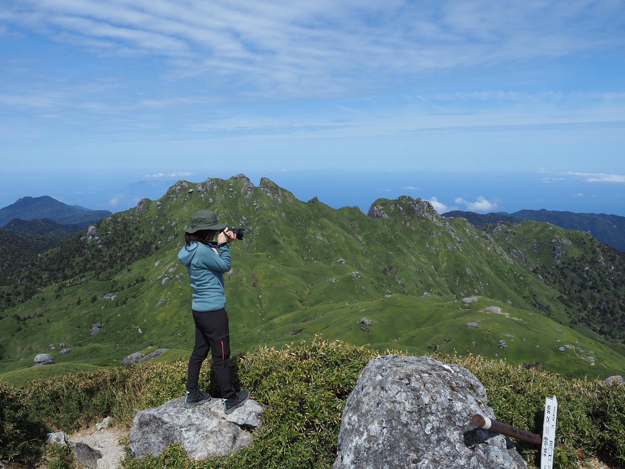 永田岳を見下ろす