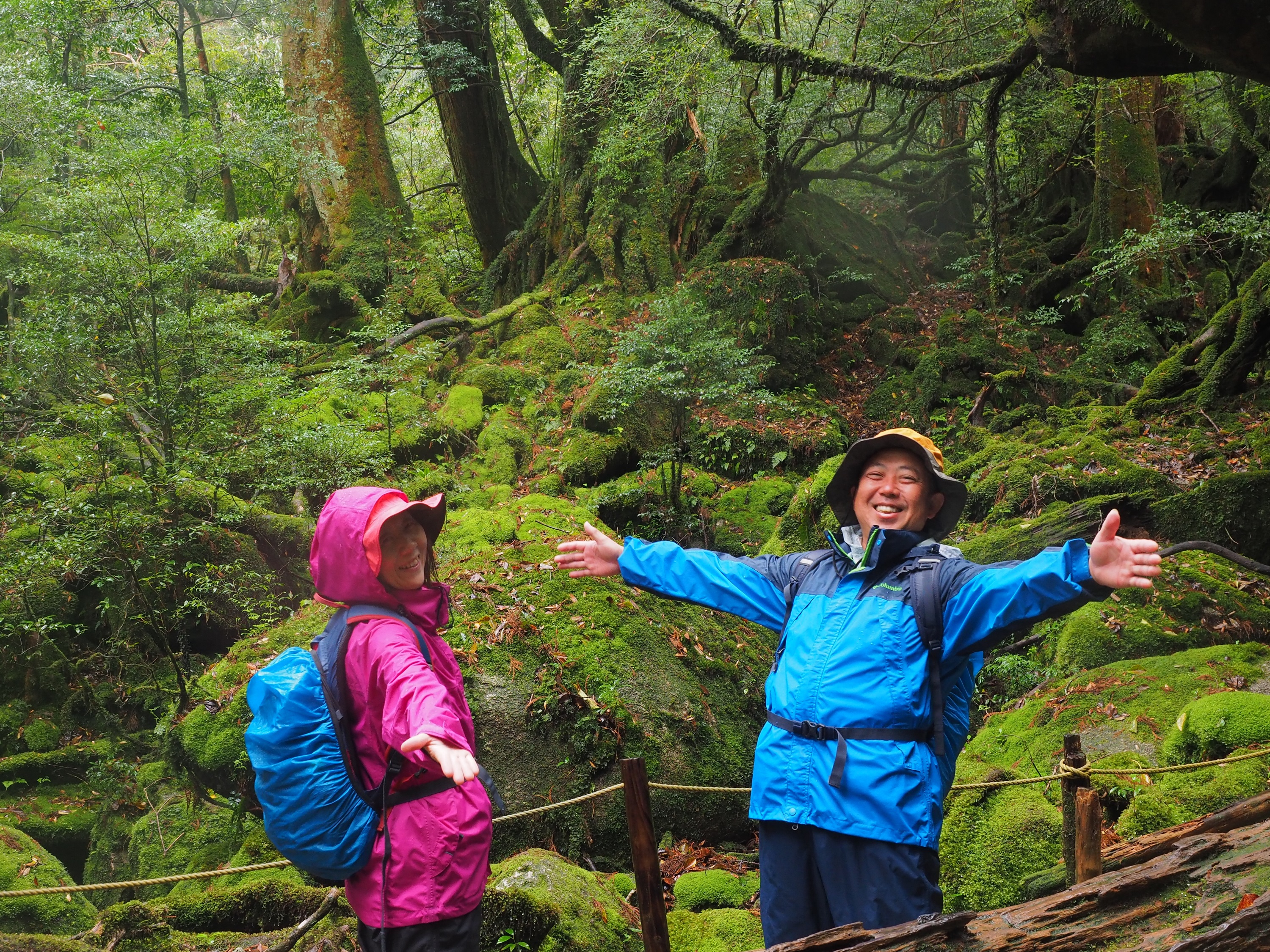 白谷雲水峡の苔むす森で記念写真