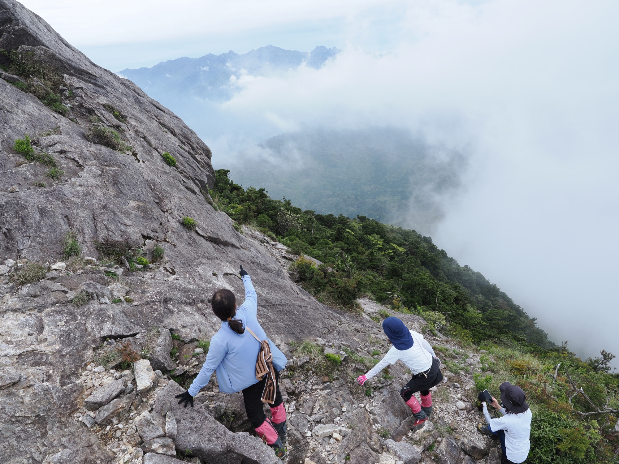 奥岳の山々を望む