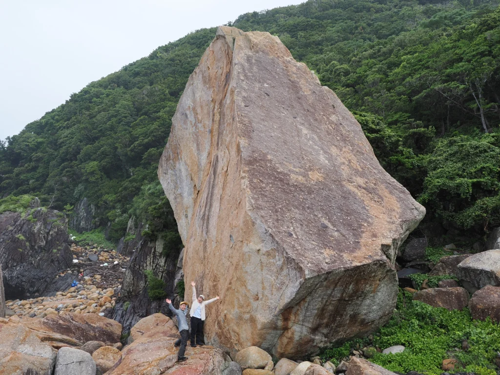 川原の大岩