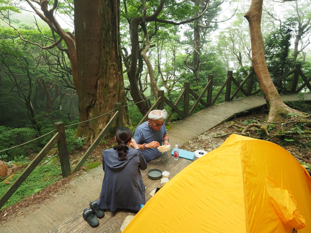 高塚小屋のテント場