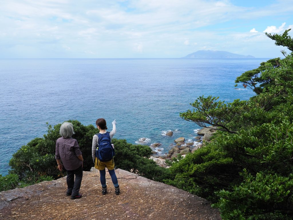 口永良部島を望む