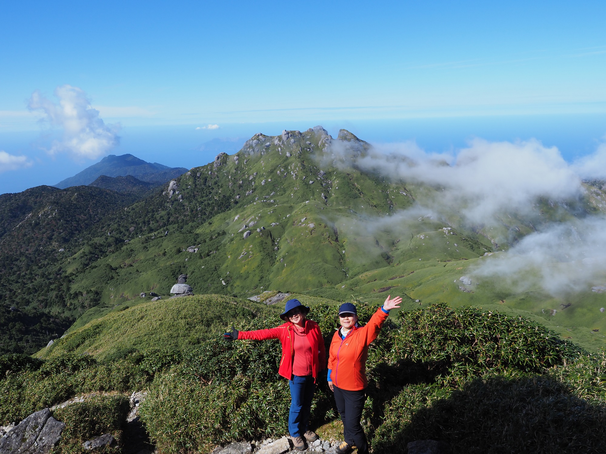 永田岳をバックに記念撮影