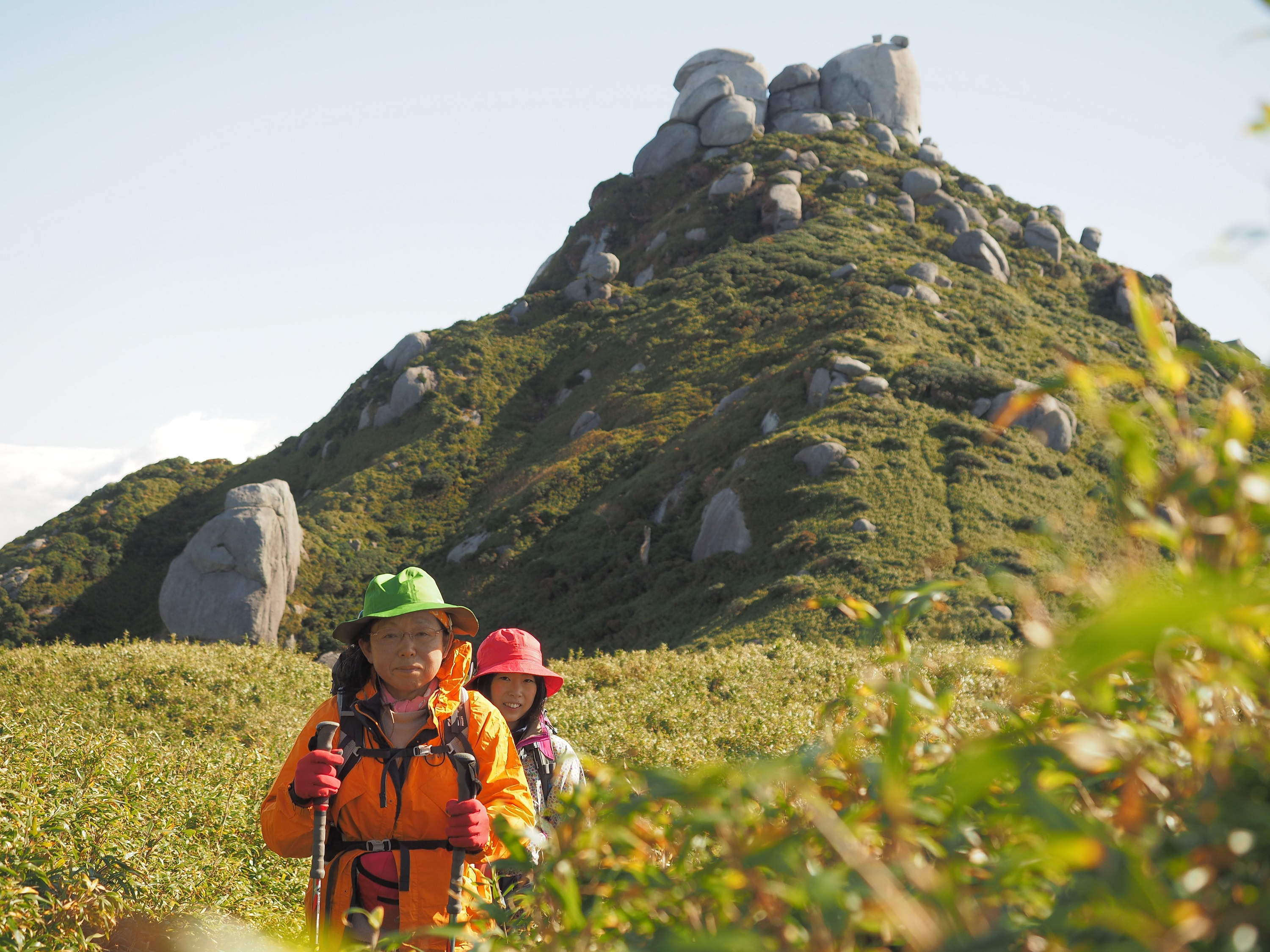 翁岳をバックに記念撮影