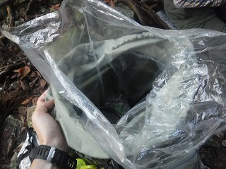 大型ゴミ袋はザックの中に入れるものを袋の中に入れ、ザックに詰めると防水対策に有効です。
