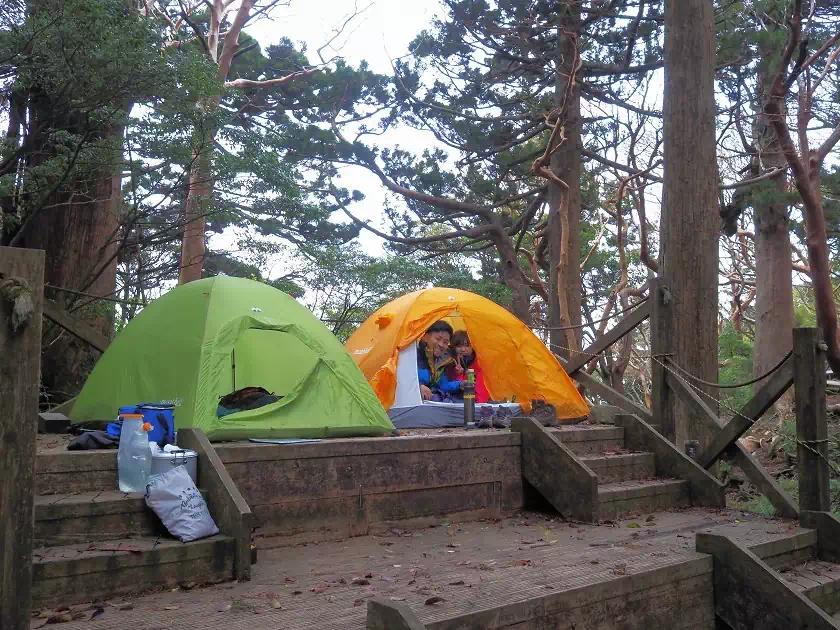 高塚小屋付近のテントスペースでキャンプ